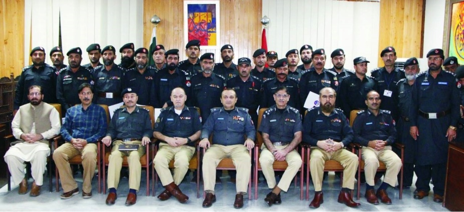 سنٹرل پولیس آفس پشاور میں خاصہ دار اور لیویز اہلکاروں کو پولیس کے مختلف رینک کے بیجز لگا دیئے گئے