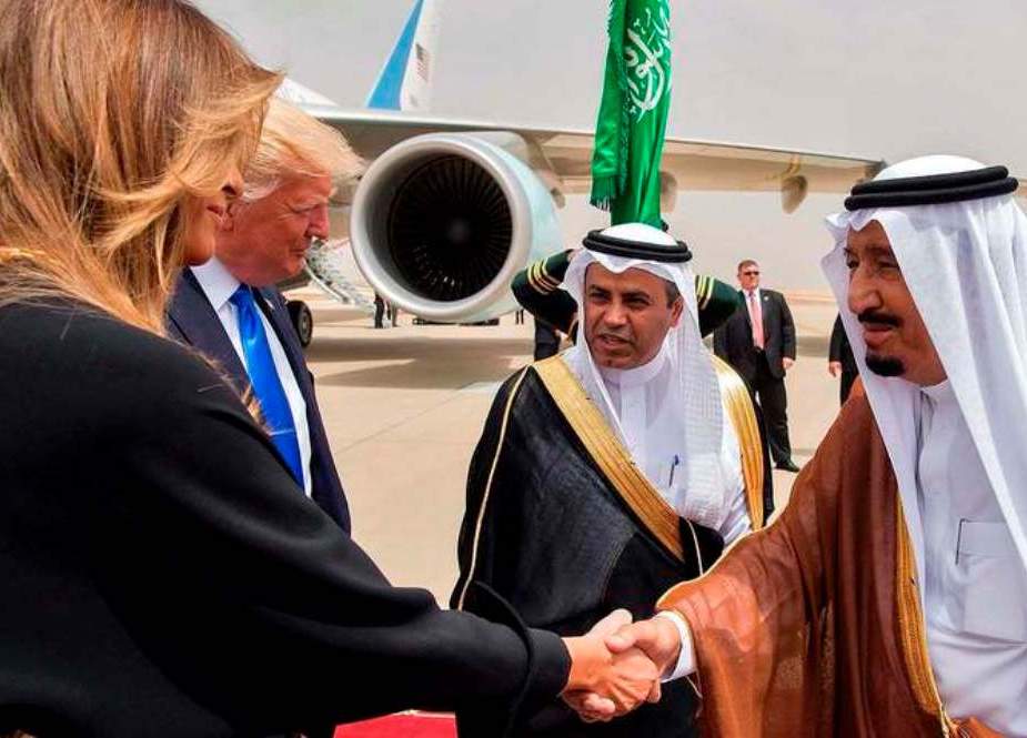 شاہ سلمان نے دورہ سعودی عرب کے دوران میلانیا ٹرمپ کے ہاتھ کو تھام کر اس پر کئی بار بوسہ دیا، امریکی صدر کا دعویٰ