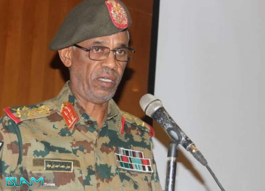 بن عوف يؤدي القسم رئيساً للمجلس العسكري السوداني