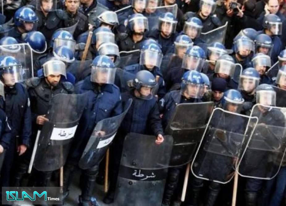 قوات مكافحة الشغب تنسحب من أهم موقع احتجاجي في الجزائر