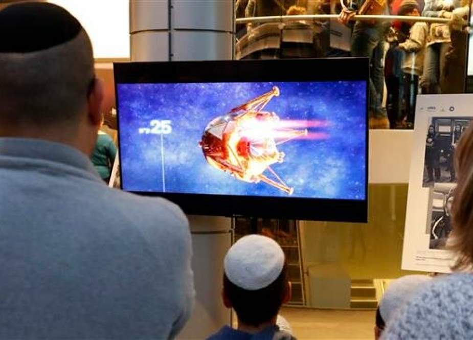 People watch a screen showing explanations of the planned landing of Israeli spacecraft Beresheet at the Planetaya Planetarium in Netanya, April 11, 2019, before it crashed during the landing. (Photo by AFP)