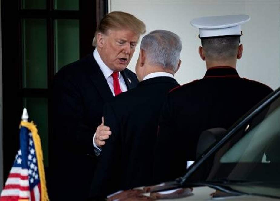 US President Donald Trump (L) bids farewell to Israel