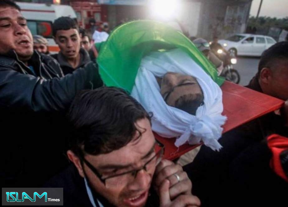 آلاف الفلسطينيين يشيعون جثمان الطفل الشهيد موسى أبو شلوف