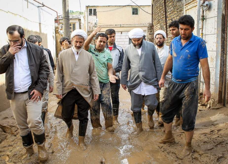 Kepala Organisasi Pengembangan Islam (IDO) Mohammad Qomi mengunjungi daerah-daerah yang dilanda banjir di Mamulan, Provinsi Lorestan. (Mehr)