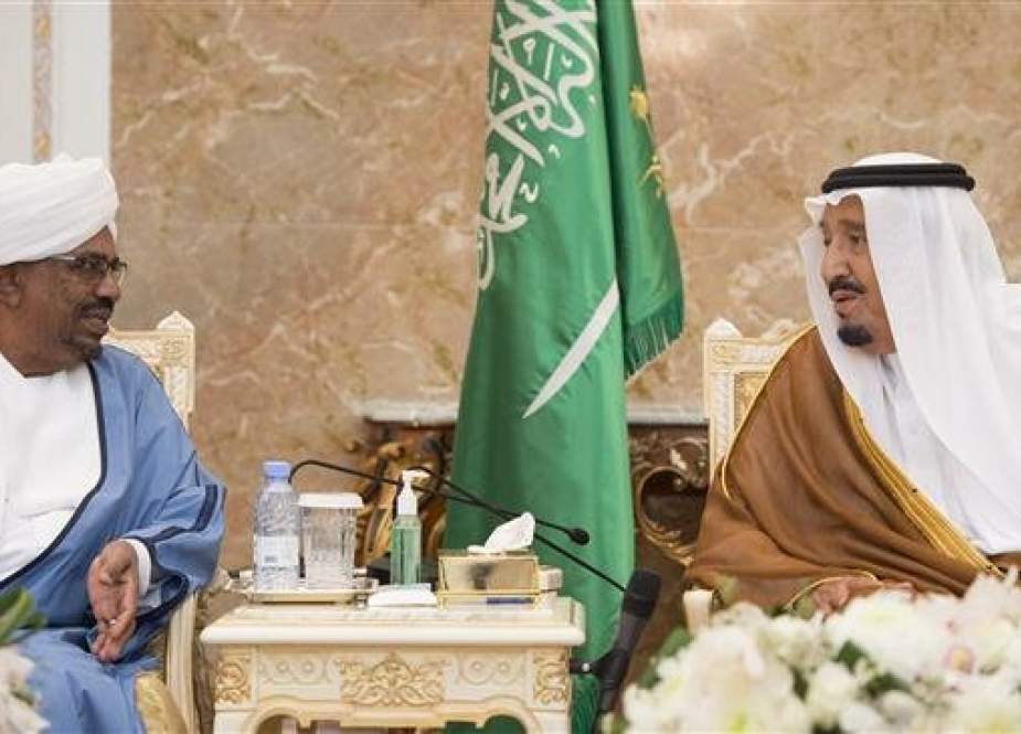A handout file picture provided by the Saudi Royal Palace on September 2, 2017 shows Saudi King Salman (R) meeting with Sudanese President Omar al-Bashir near the holy city of Mecca, during a ceremony with Muslim officials who are participating in the Hajj pilgrimage. (Photo via AFP)