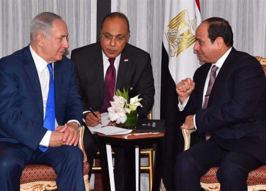 Presiden Mesir Abdel Fattah al-Sisi (kanan) berbicara dengan Perdana Menteri Israel Benjamin Netanyahu (kiri) di depan Majelis Umum PBB di New York (Reuters)