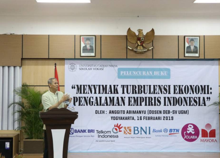 Dosen Departemen Ekonomika dan Bisnis (DEB) UGM, Dr. Anggito Abimanyu, M.Sc., meluncurkan buku yang berjudul “Menyimak Turbulensi Ekonomi : Pengalaman Empiris Indonesia”. (Foto: ugm.ac.id)
