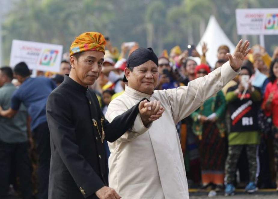 Capres urut 1 Joko Widodo dan nomor urut 2 Prabowo Subianto berjalan bersama pada Deklarasi Kampanye Damai dan Berintegritas di Kawasan Monas, Jakarta, Minggu (23/9/2018) (Kompas)