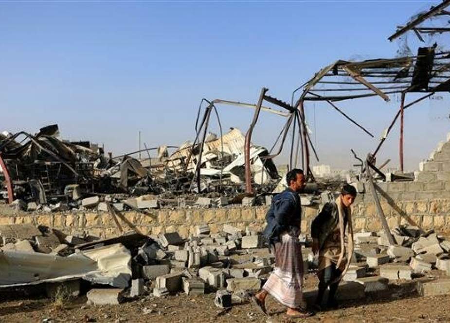 Civilians inspect the damage at a factory after an airstrike by Saudi-led coalition in the Yemeni capital Sana’a, on January 20, 2019. (Photo by AFP)