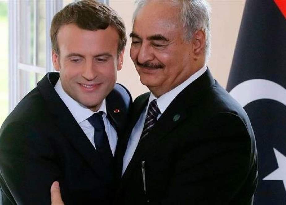 French President Emmanuel Macron (L) and Libya