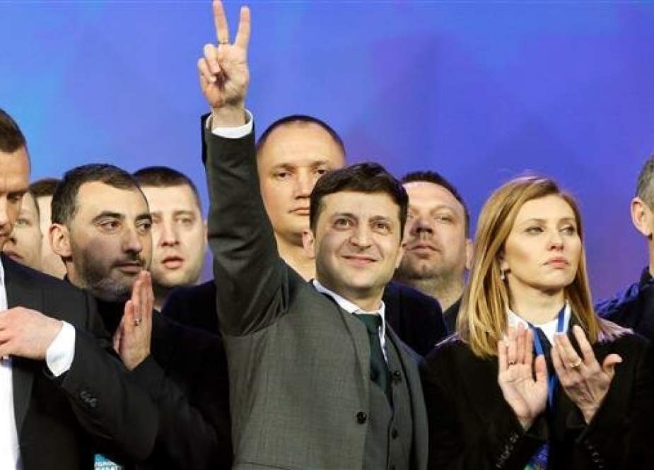 Ukraine presidential candidate Volodymyr Zelenskiy attends a policy debate at the National Sports Complex Olimpiyskiy stadium in Kiev, April 19, 2019. (Photo by Reuters)