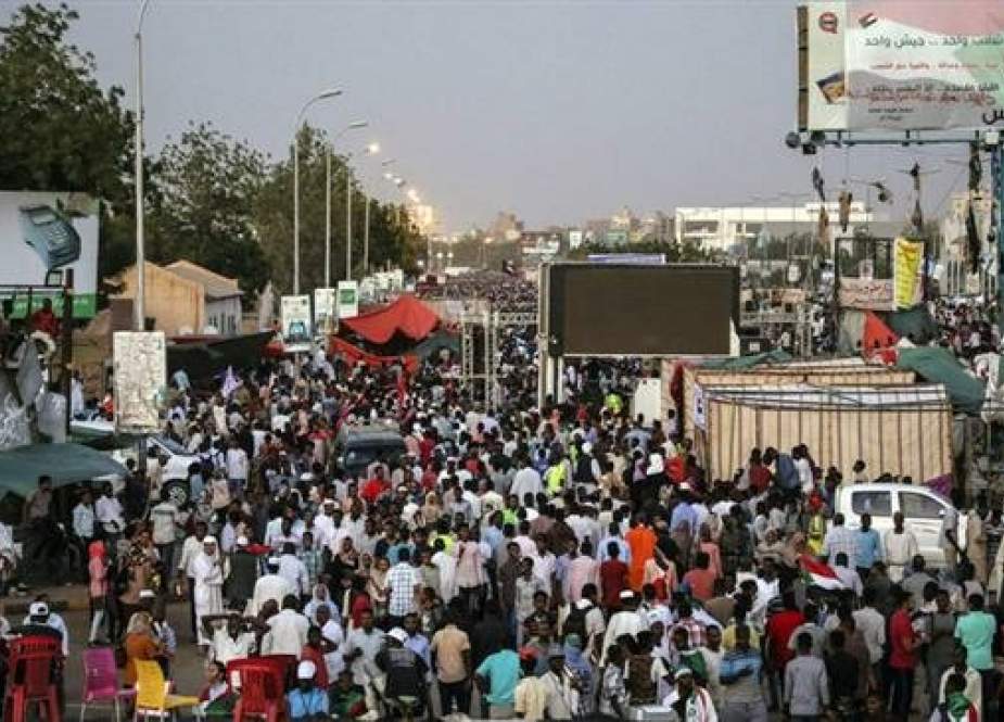 Sudanese protesters chant slogans during a rally outside the army headquarters in capital Khartoum on Saturday, April 20, 2019. (Photo by AP)
