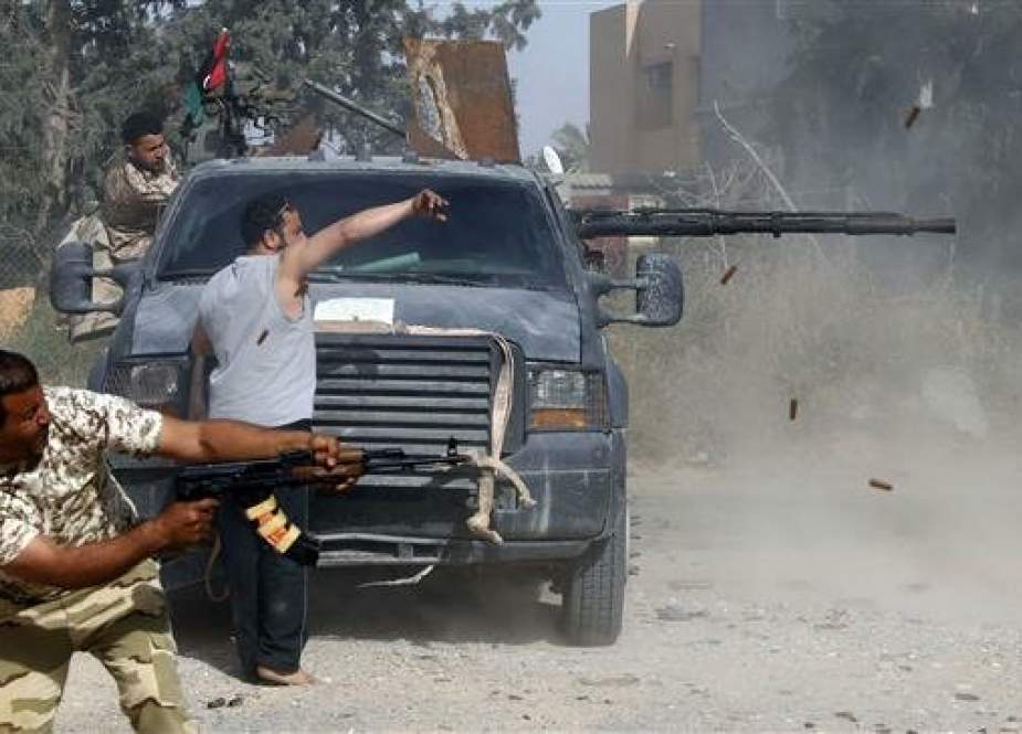 Libyan forces loyal to the Government of National Accord (GNA) fire their guns during clashes with fighters loyal to strongman Khalifa Haftar south of the capital Tripoli on April 20, 2019. (Photo by AFP)