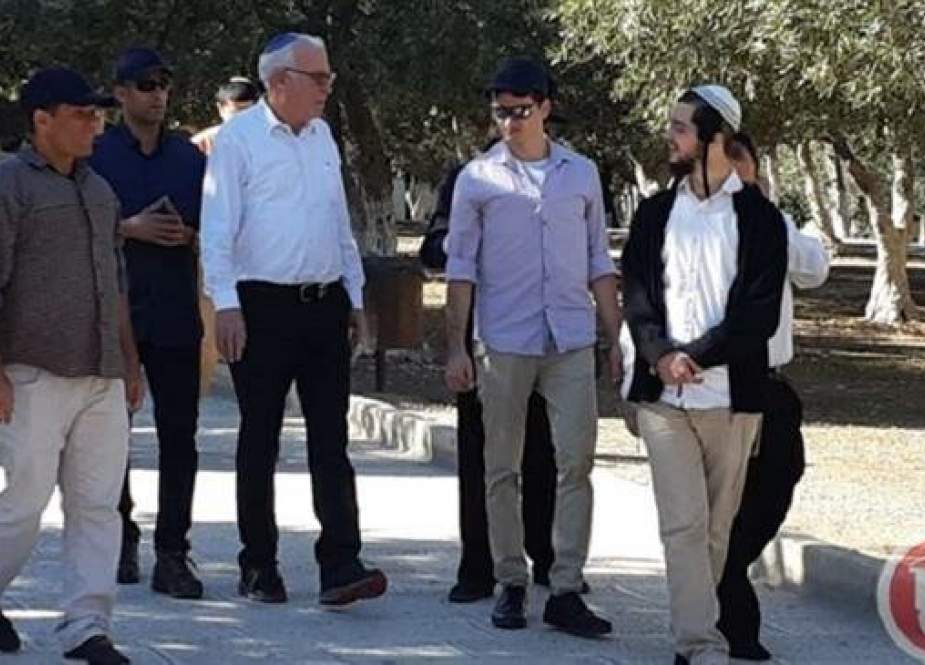 Israeli settlers and forces are seen at the al-Aqsa Mosque compound in East Jerusalem al-Quds on April 21, 2019. (Photo by Ma’an)