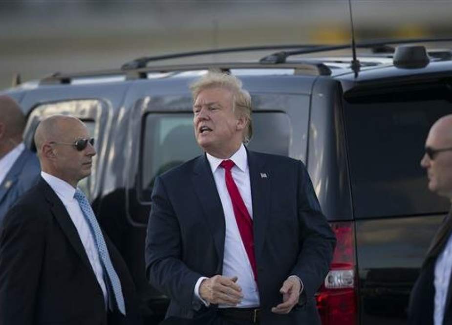 US President Donald Trump talks with supporters after arriving on Air Force One at the Palm Beach International Airport to spend Easter weekend at his Mar-a-Lago resort on April 18, 2019 in West Palm Beach, Florida. (AFP photo)
