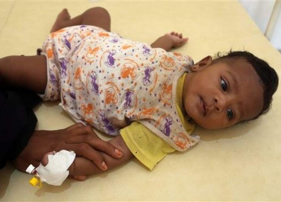 A Yemeni child suspected of having cholera is treated at a hospital in the Yemeni coastal city of Hudayda on October 6, 2018. (Photo by AFP)