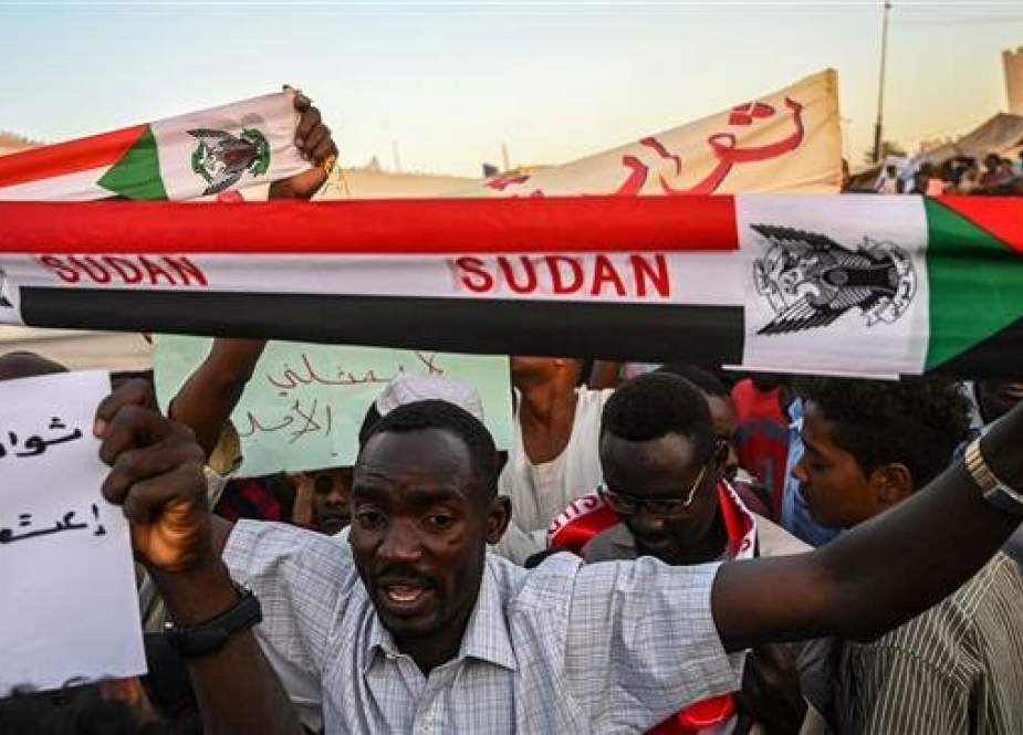 Sudanese protesters gather as they shout slogans during a rally outside the army headquarters in the capital Khartoum on April 21, 2019. (Photo by AFP)