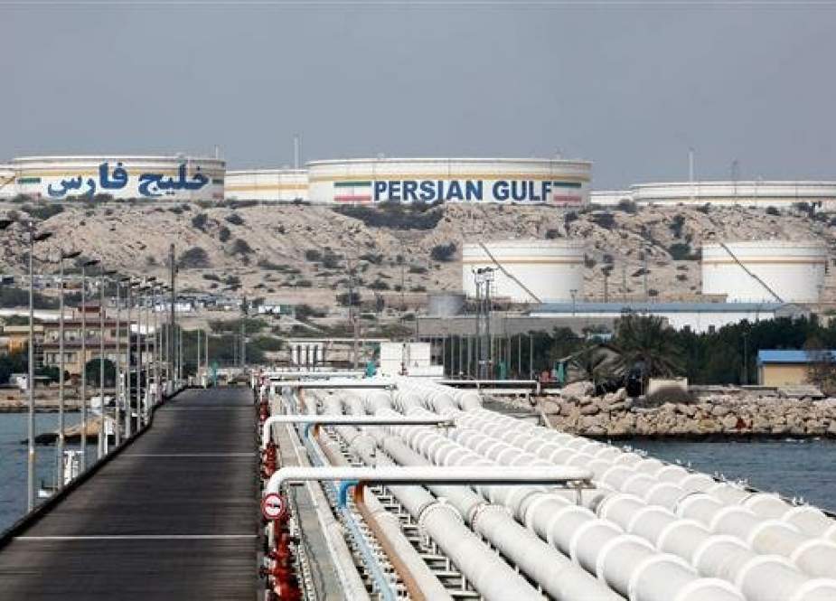 File photo shows an oil facility on Khark Island in southern Iran.