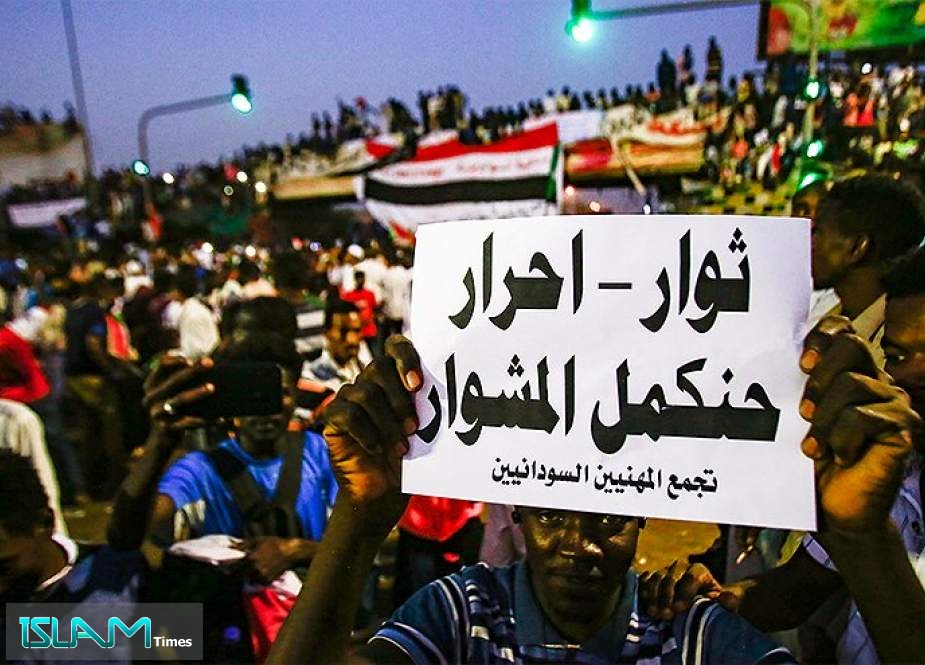 محتجو السودان يجددون مطالبهم بتسليم السلطة للمدنيين