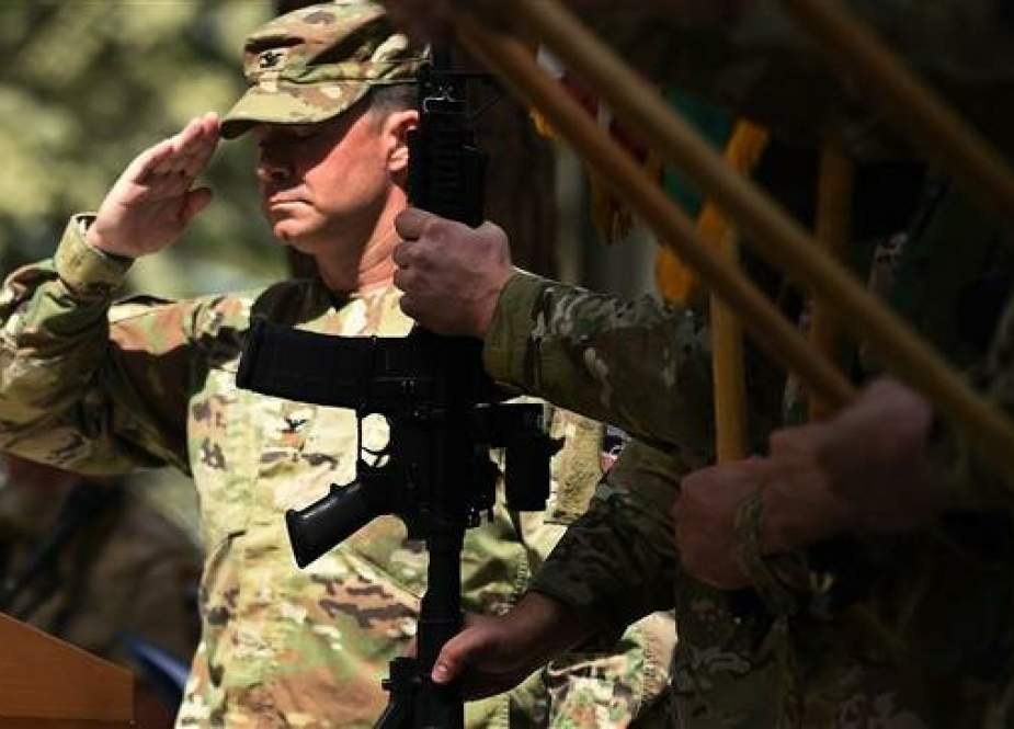 US military personnel gesture during a change of command ceremony at Resolute Support in Kabul on September 2,2018. (Photo by AFP)