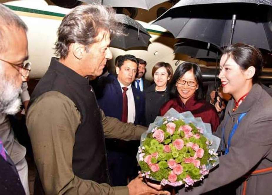 عمران خان چین کے صدر شی چن پنگ کی دعوت پر بیجنگ پہنچ گئے