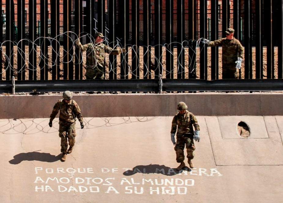US soldiers install barb wire by the US-Mexico border fence in El Paso, Texas state, the US on April 4, 2019. (Photo by AFP)