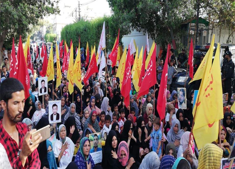 کراچی، شیعہ لاپتہ افراد کے اہلخانہ کا صدر مملکت عارف علوی کی رہائشگاہ پر احتجاجی دھرنا