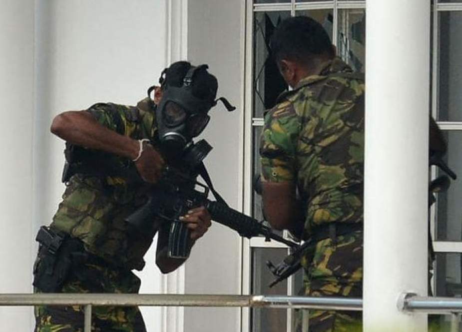 Satuan Tugas Pasukan Sri Lanka ketika menyerbu rumah salah satu pelaku ledakan bom Sri Lanka yang terjadi Minggu (21/4/2019).(AFP/ISHARA S KODIKARA)