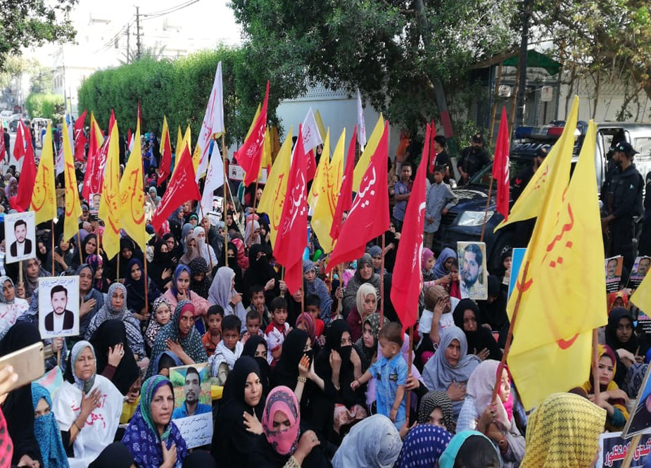 کراچی، شیعہ لاپتہ افراد کے اہلخانہ کا صدر مملکت عارف علوی کی رہائشگاہ کے سامنے احتجاجی دھرنا