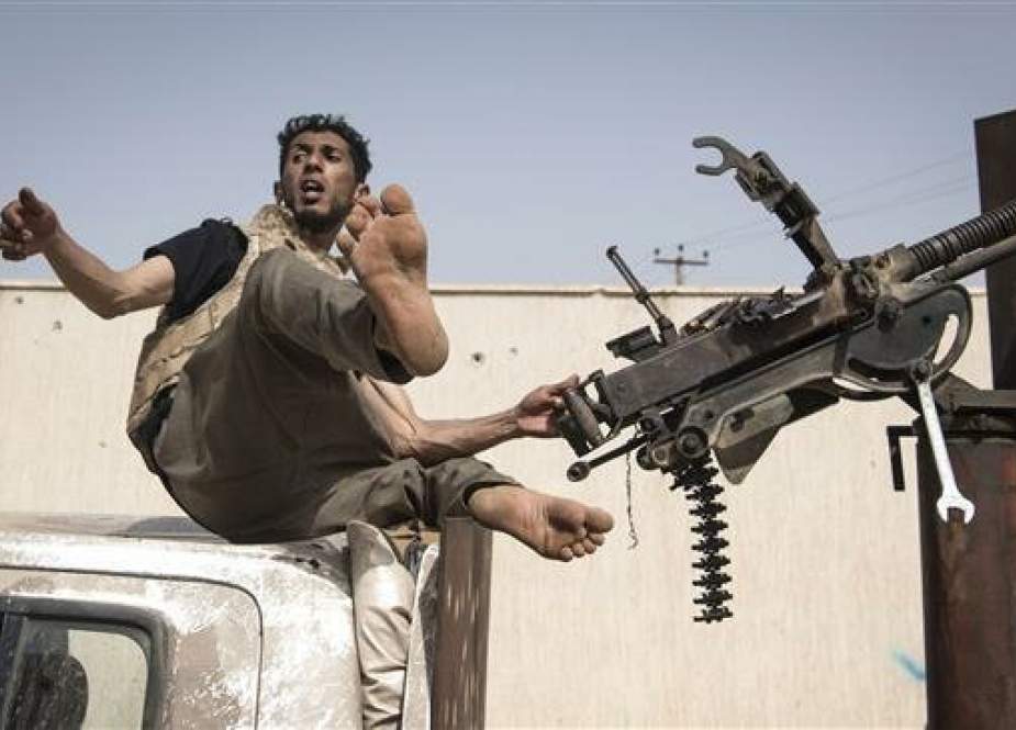 Fighters loyal to the internationally-recognized Government of National Accord (GNA) get into position during clashes with forces loyal to strongman Khalifa Haftar south of the capital Tripoli on April 25, 2019. (Photo by AFP)