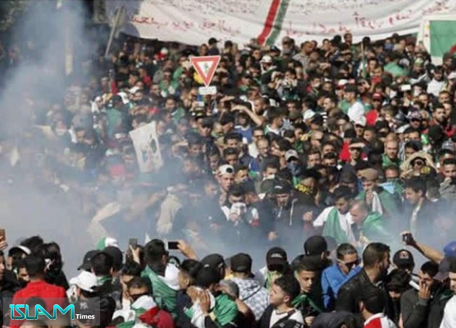 إصابة 13 شخصاً في احتجاجات بشرق الجزائر