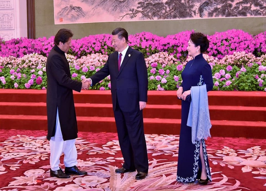چینی صدر عمران خان کا گریٹ ہال میں استقبال کرتے ہوئے