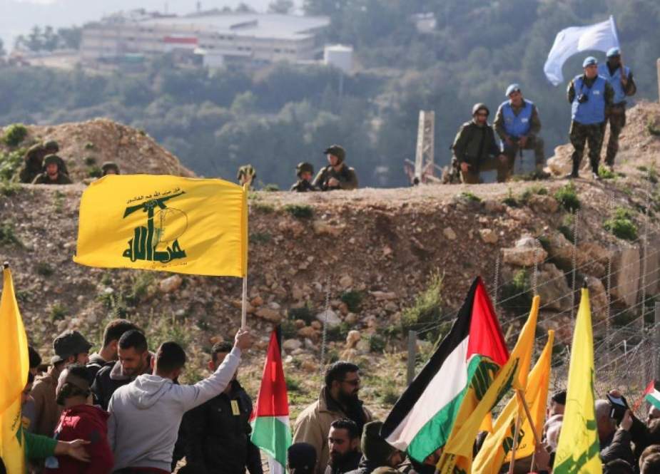 Bendera Hizbullah berkibar di perbatasan Lebanon-Israel