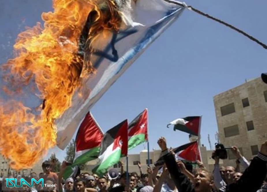عشائر أردنية تصر على حرق علم كيان الاحتلال