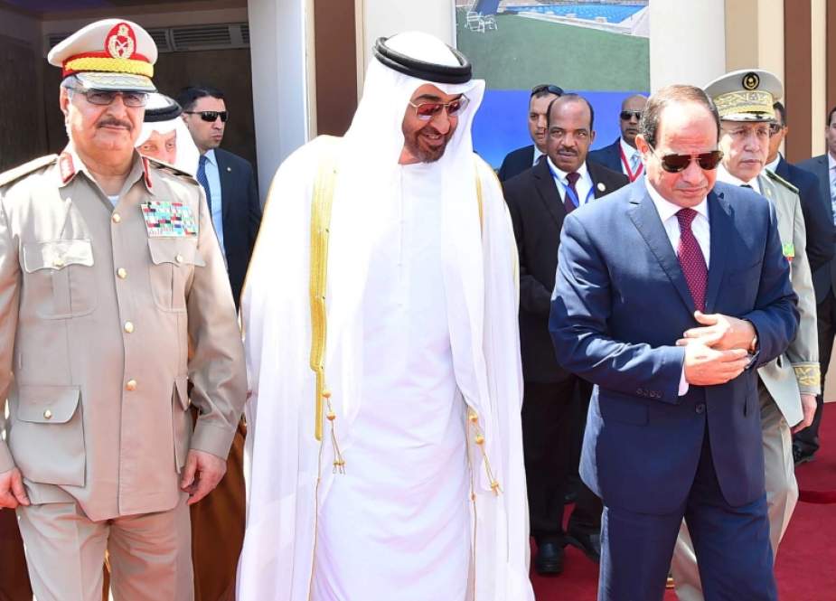 Jenderal Khalifa Haftar menghadiri upacara militer dengan Presiden Mesir Abdel Fattah al-Sisi, kanan, dan Putra Mahkota Abu Dhabi Mohammed bin Zayed, tengah, di pangkalan militer Mohamed Najib di Marsa Matrouh, Mesir pada 22 Juli 2017 [File foto: Reuters ]