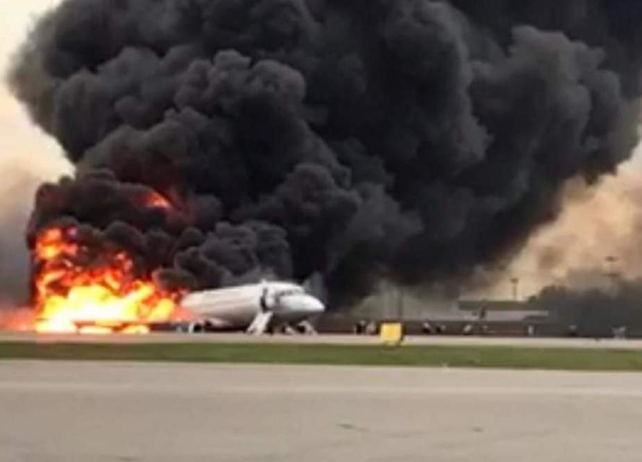 Pesawat Aeroflot terbakar di Moskow, Rusia. (Foto: Komite Investigasi Rusia vie REUTERS)