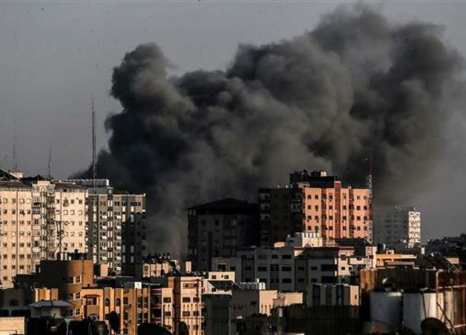 Smoke billows from a targeted neighborhood in Gaza during an Israeli airstrike on the Palestinian enclave on May 5, 2019. (Photo by AFP)