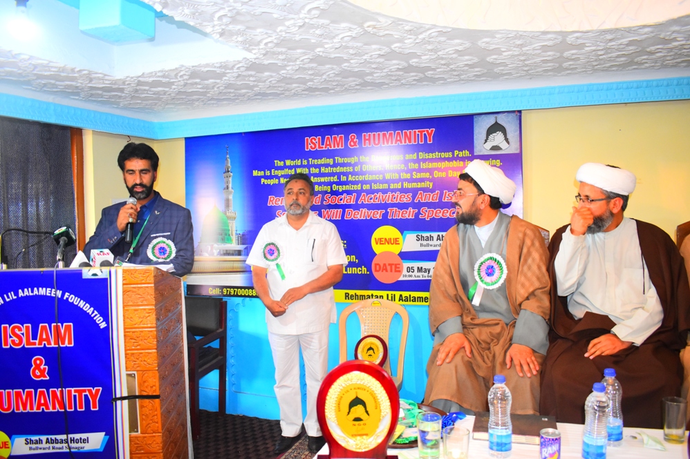 سرینگر میں رحمۃ للعالمین فاؤنڈیشن کے زیر اہتمام ’’اسلام اور انسانیت‘‘ کے موضوع پر سیمینار منعقد