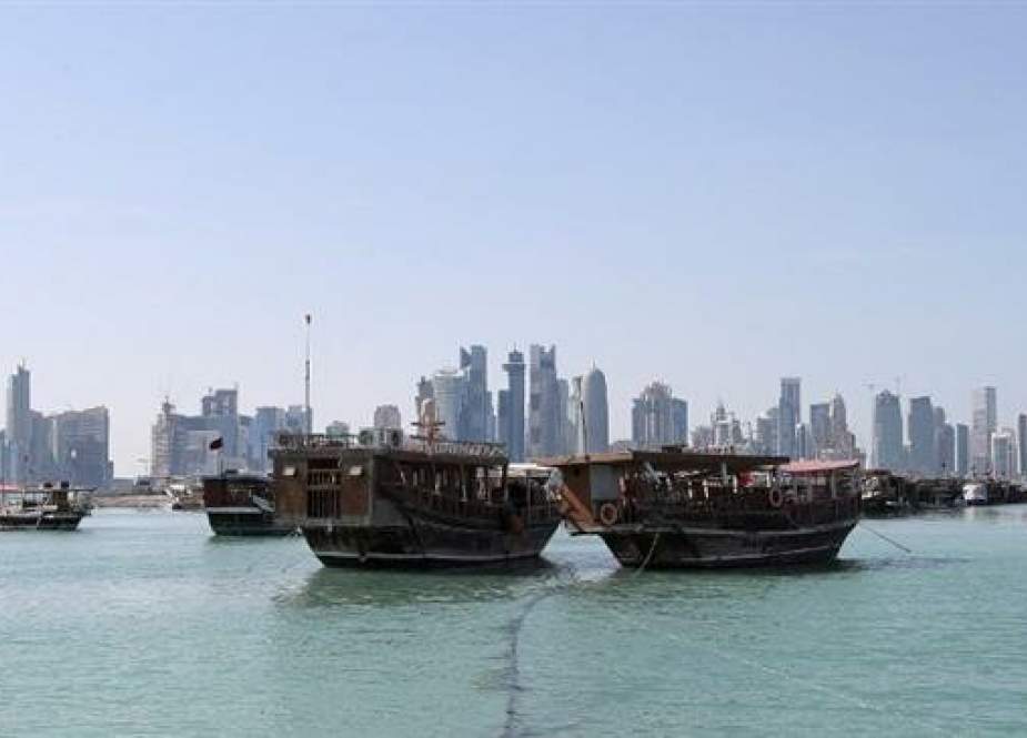 A general view taken on June 5, 2017 shows boats sitting in the port along the corniche in Doha. (Photo by AFP)
