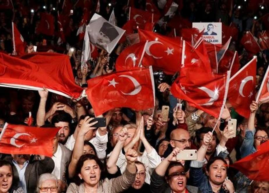 Supporters of the main opposition Republican People’s Party (CHP) wave Turkish flags during a gathering to protest the Supreme Election Council (YSK)’s ruling to rerun the mayoral election, in Istanbul, May 6, 2019. (Photo by Reuters)