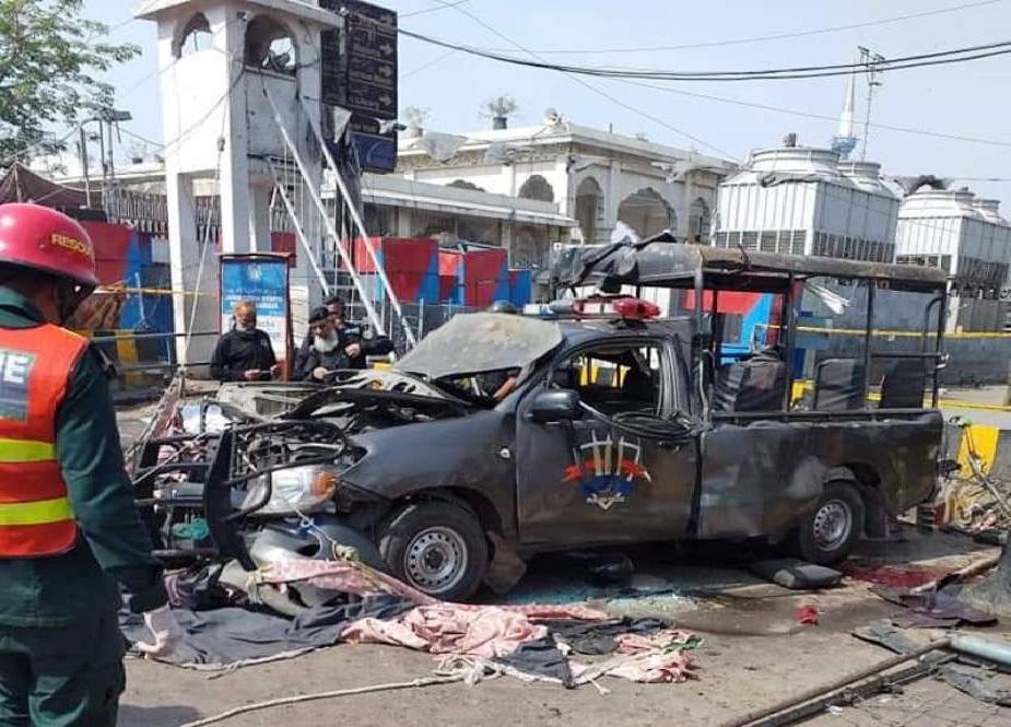 لاہور میں داتا دربار کے باہر خودکش دھماکے کے بعد کے مناظر