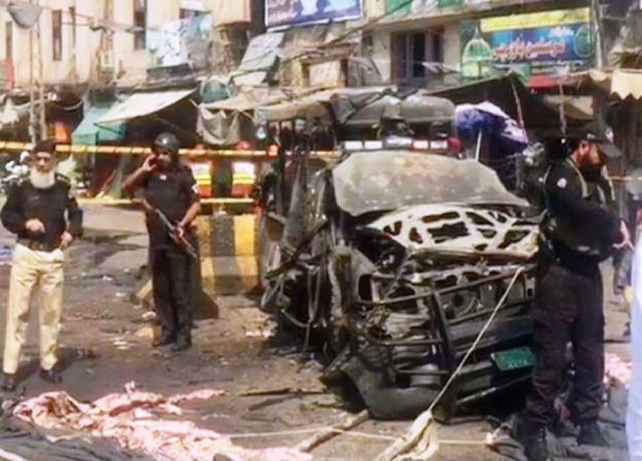 لاہور میں داتا دربار کے باہر خودکش دھماکے کے بعد کے مناظر