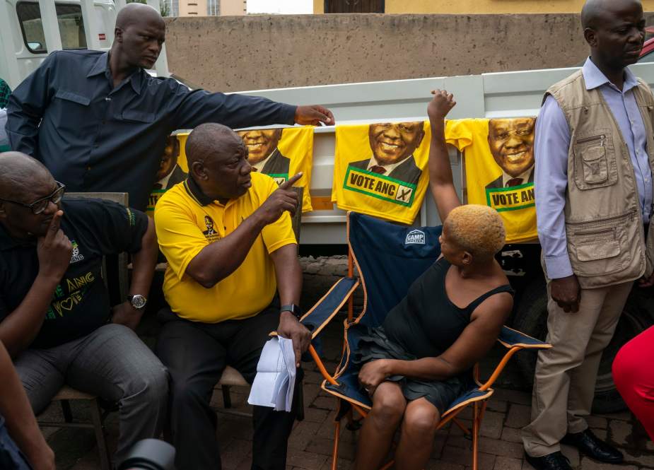 Presiden Cyril Ramaphosa dari Afrika Selatan, tengah kiri, mengunjungi rumah-rumah di Diepsloot, dekat Johannesburg, selama kampanye pemilihan. Kredit Joao Silva / The New York Times