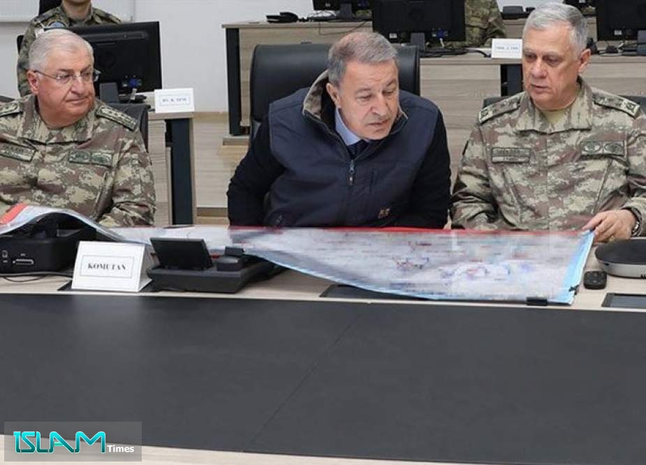 وزير الدفاع التركي على الحدود السورية في 