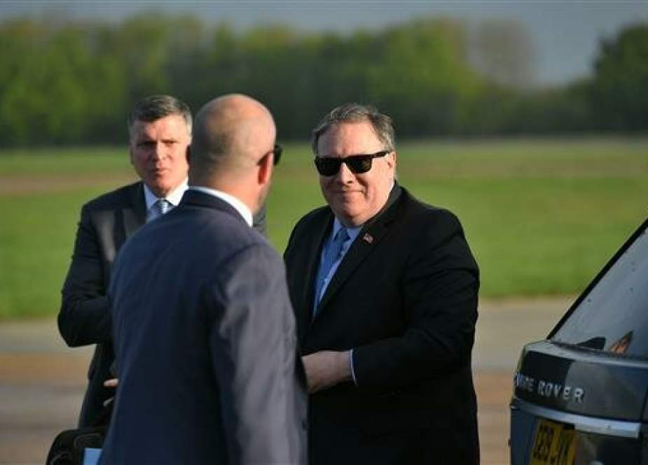 US Secretary of State Mike Pompeo greets people before boarding a plane before departing from London Stansted Airport, north of London, on May 9, 2019. (AFP photo)
