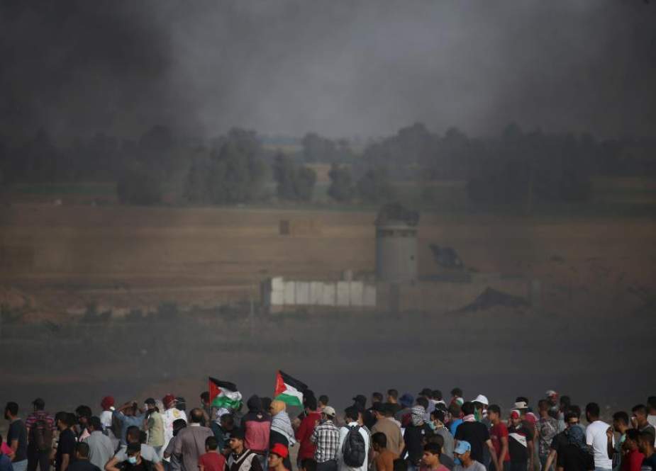 Palestinian demonstrators gather at the Gaza border.jpg