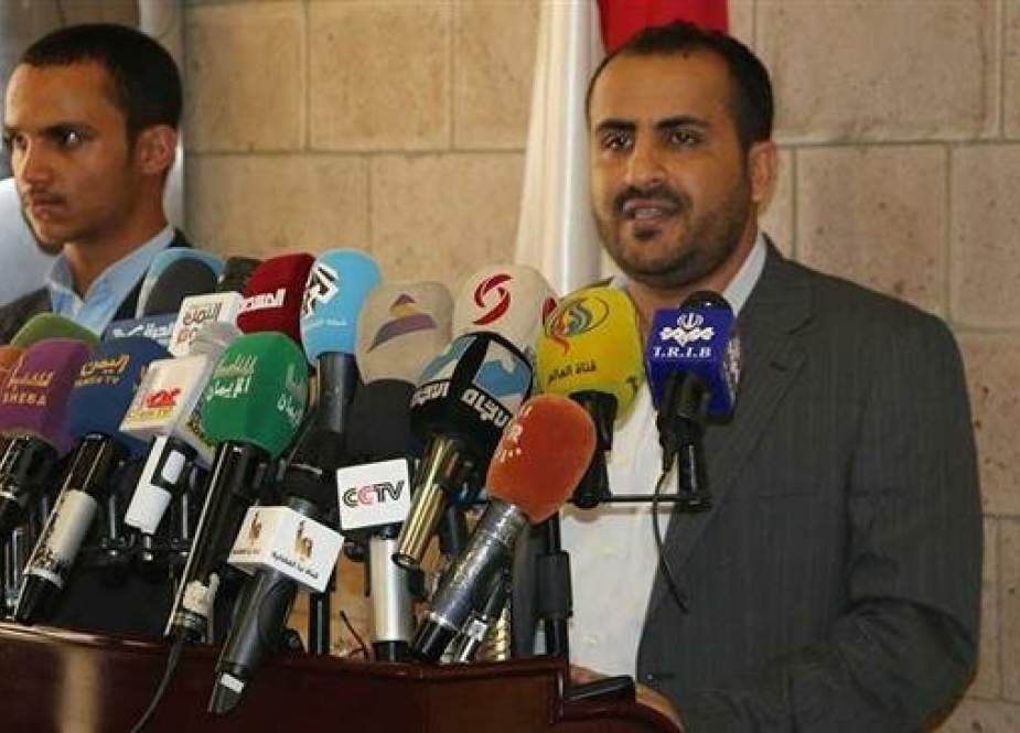 The spokesman for Yemen’s Houthi Ansarullah movement, Mohammed Abdul-Salam (R)