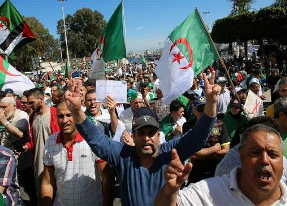 People carry national flags and banners during a protest demanding the removal of the remnants of Algeria’s former regime, in Algiers, on May 10, 2019. (Photo by Reuters)