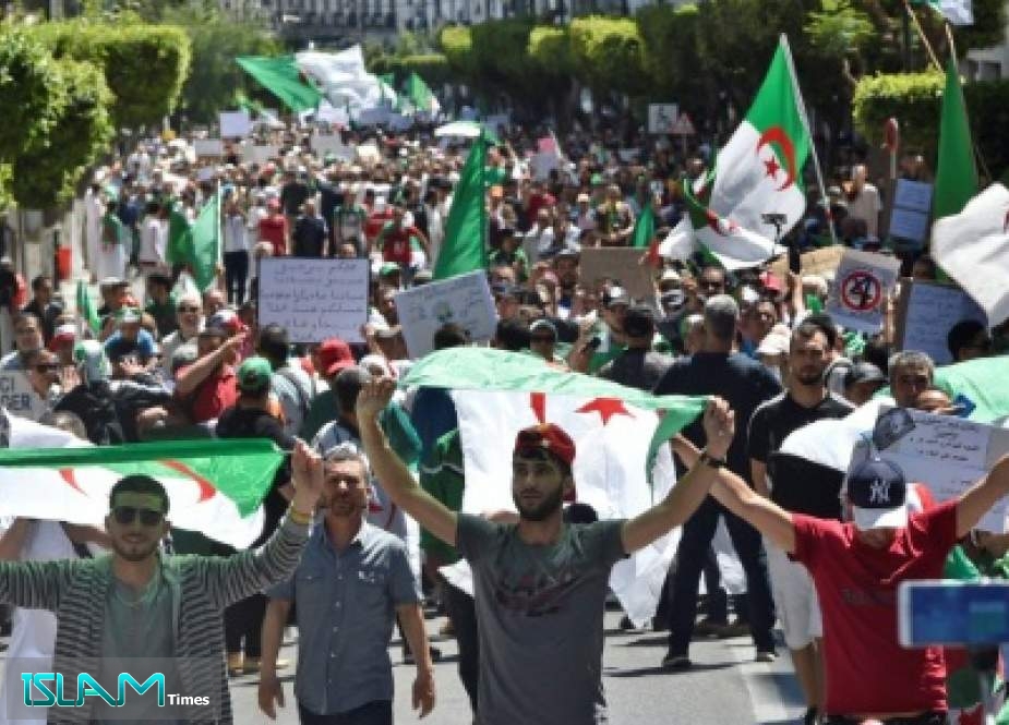 الجزائريون يتظاهرون ضد العسكرة والانتخابات الرئاسية