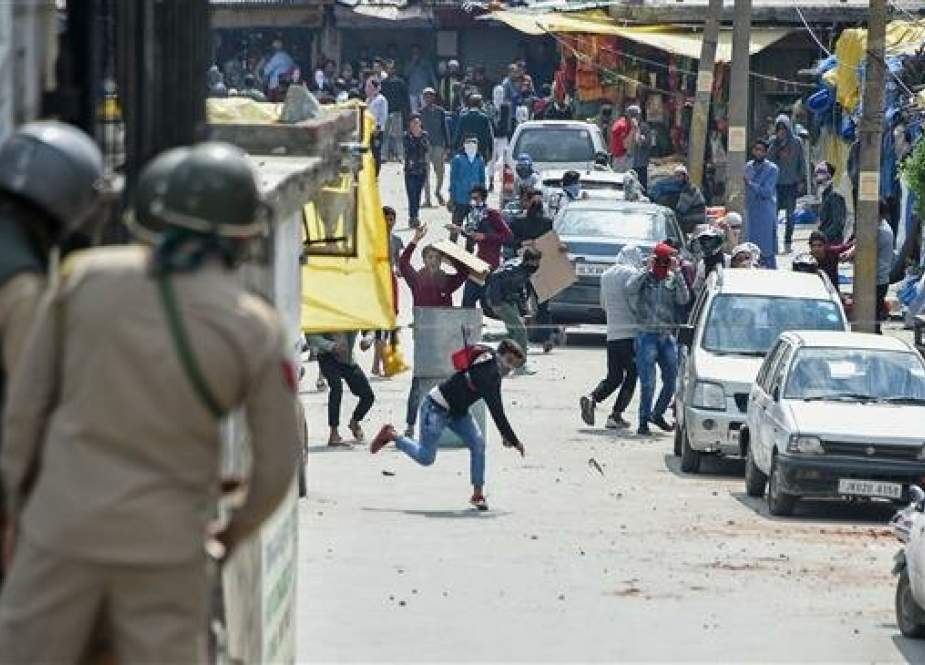 Kashmiri protesters clash with Indian police after Friday prayers near the Jamia Masjid mosque in Srinagar on May 10, 2019. (AFP photo)